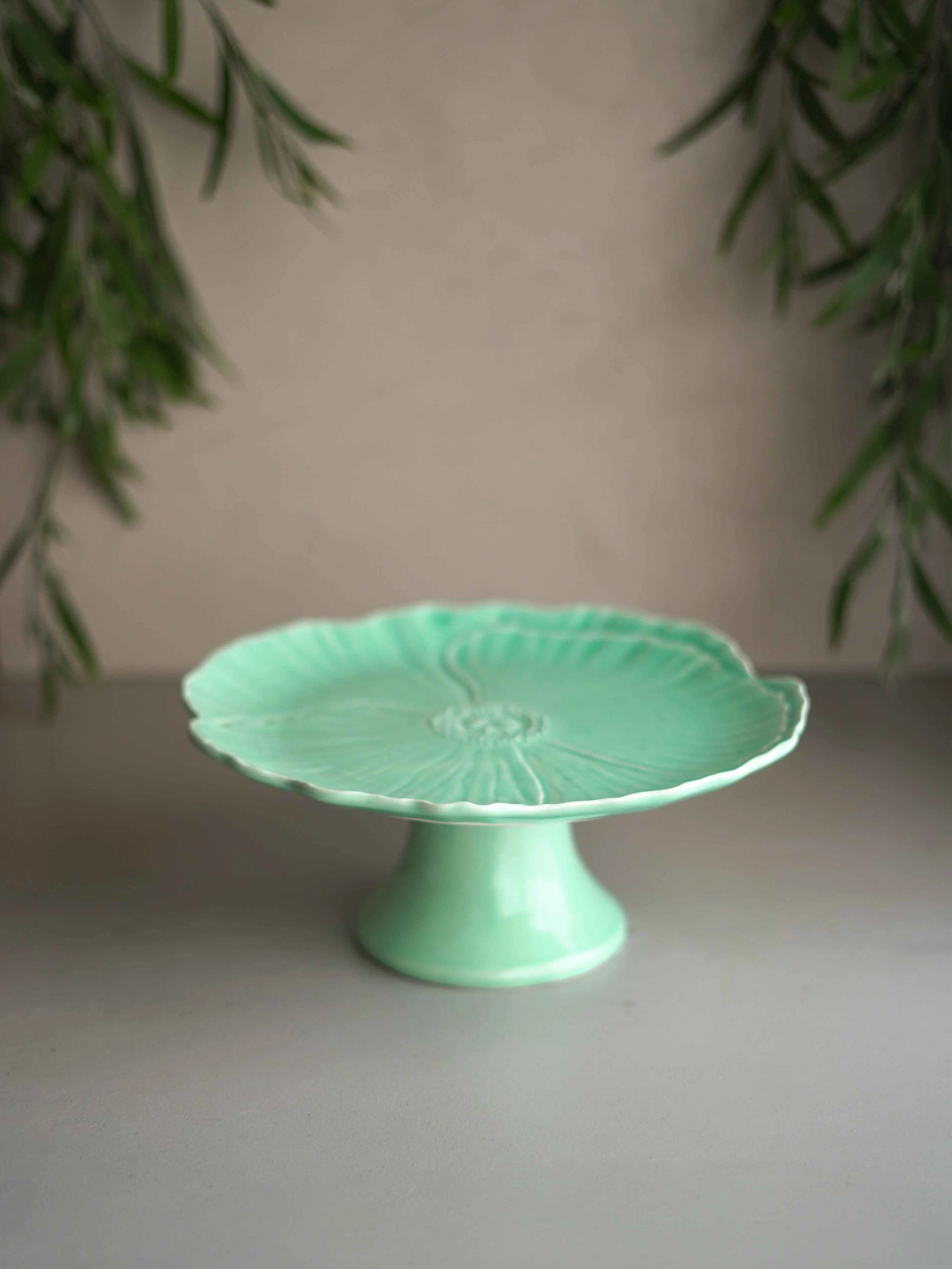 Cake plate with flower base