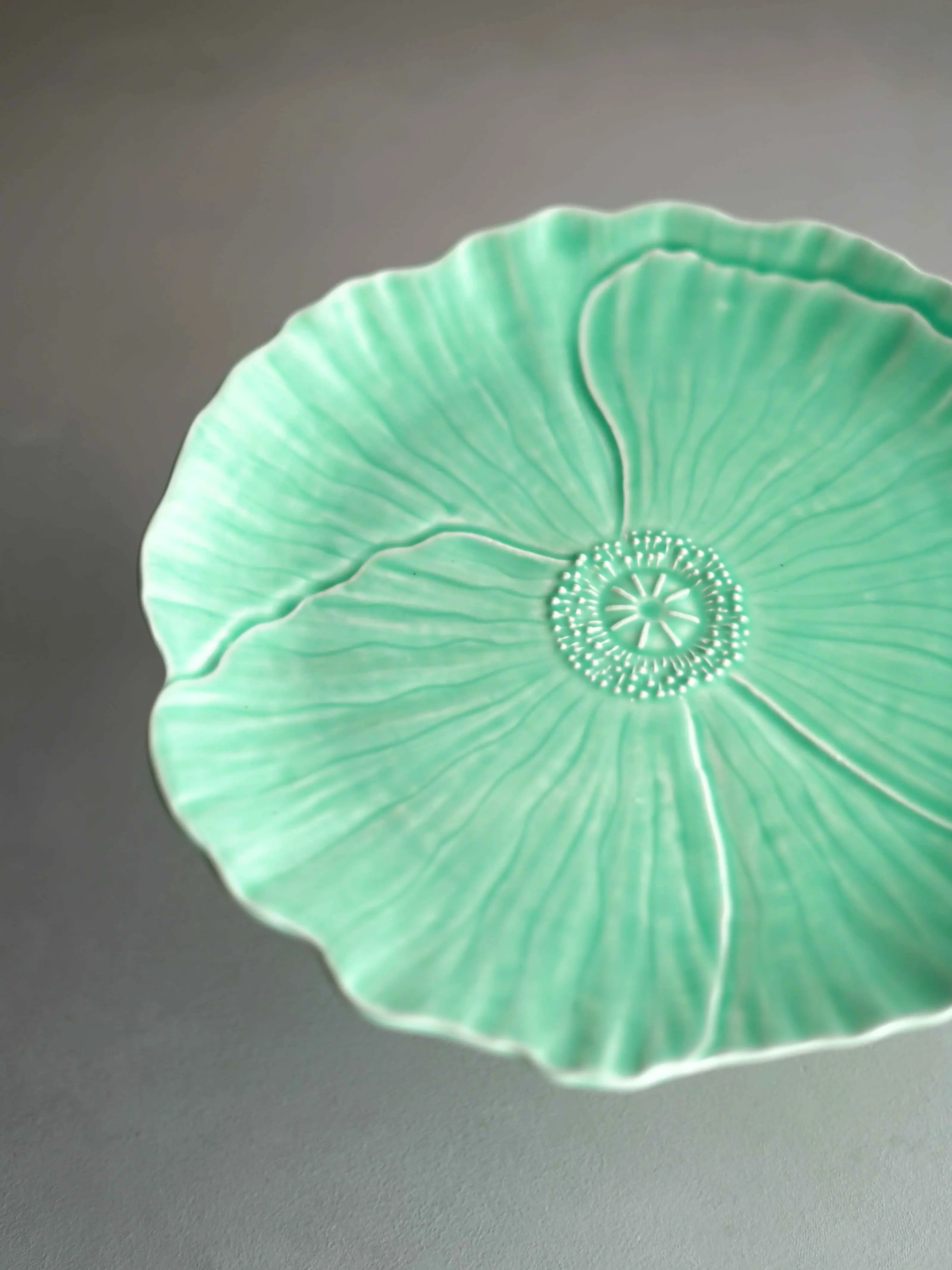 Cake plate with flower base